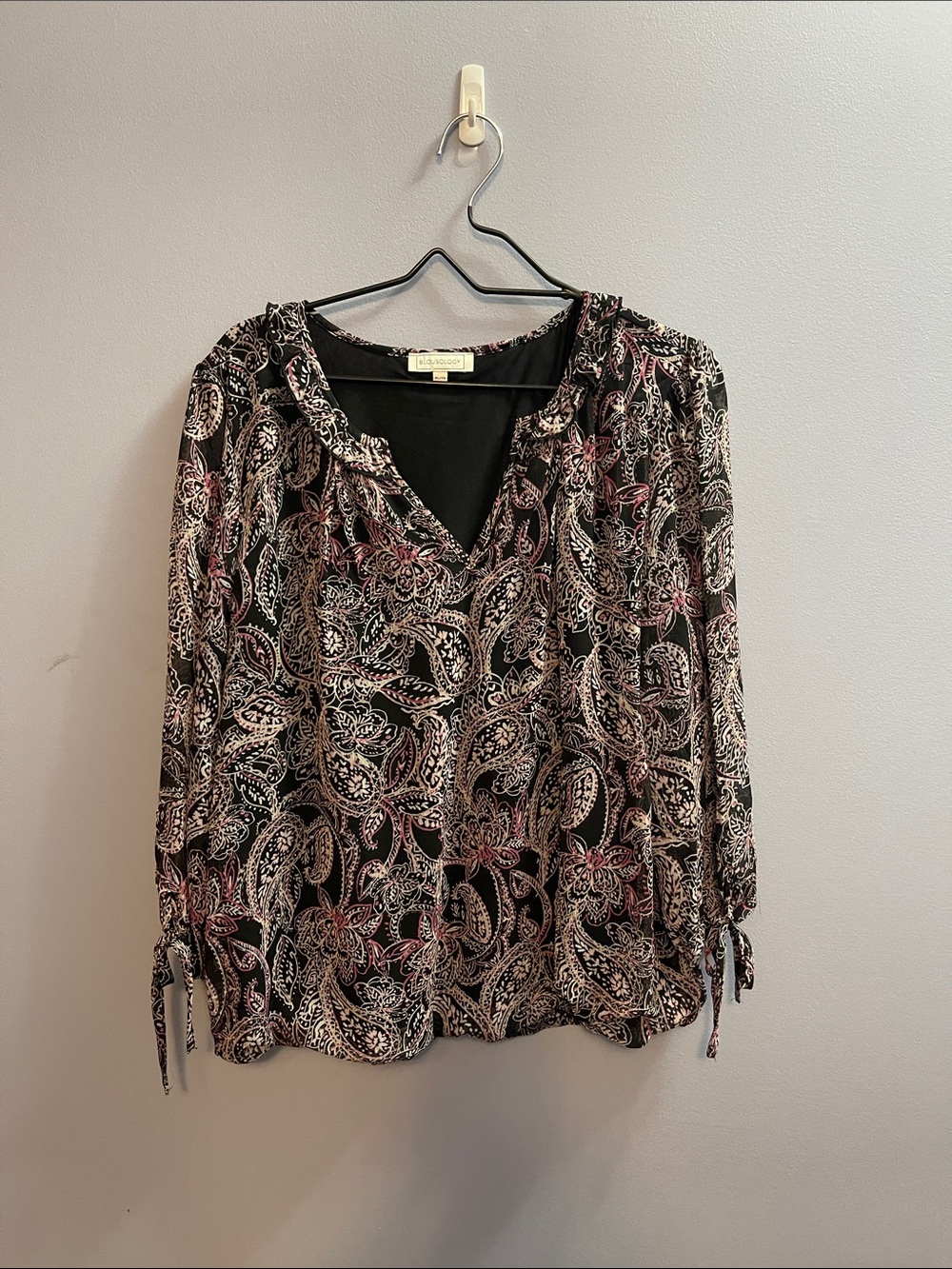 Paisley V-Neck Tie-Sleeve Blouse - Black with Pink & Cream
